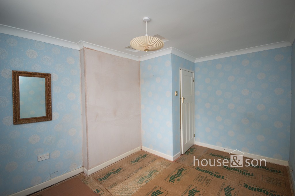 Lot: 105 - FLAT FOR IMPROVEMENT WITH PARKING TO REAR AND GARDEN - Bedroom